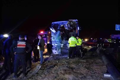 Denizli’de minibüs yolcu otobüsüyle çarpıştı: 1 ölü, 13 yaralı