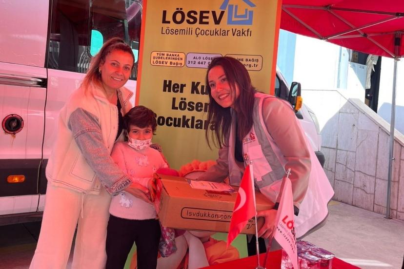 Denizli’de mutlu et paketleri kanserle mücadele eden ailelere ulaştı