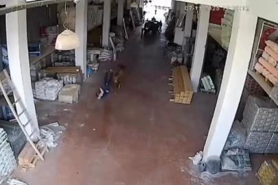 Depoya giren inek çalışanlara saldırdı: Vatandaşlar güçlükle kurtuldu