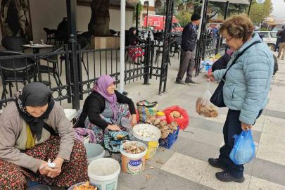 Deprem bölgesi Sındırgı’da hayat devam ediyor