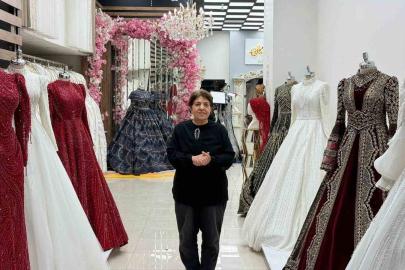 Depremlerde iki iş yeri yıkılan kadın pes etmedi