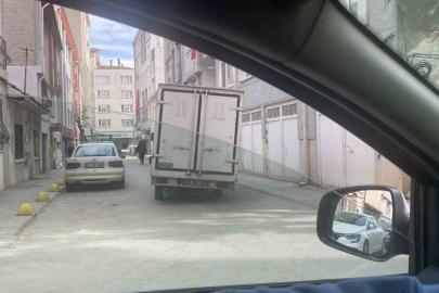 Devrilecekmiş gibi gözüken kamyon tedirginlik oluşturdu