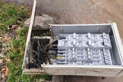 Devrilen elektrik trafosu ölüm saçıyor