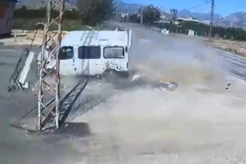 Devrilen minübüsün sürücüsü yaralandı: Kaza anı kamerada