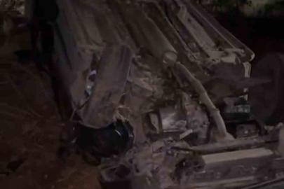 Devrilen otomobildeki kadın öldü, eşi ve oğlu yaralandı