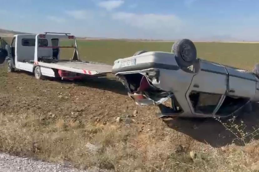 Devrilen otomobilin sürücüsü yaralandı