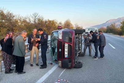 Devrilen ticari araçta 4 kişi kazayı yara almadan atlattı