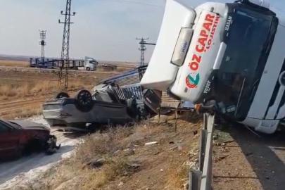 Devrilen tırda bulunan milyonluk araçlar hasar gördü