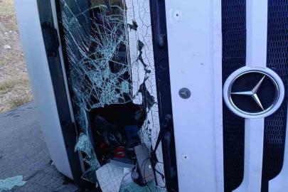 Devrilen tırın sürücüsü yaralandı