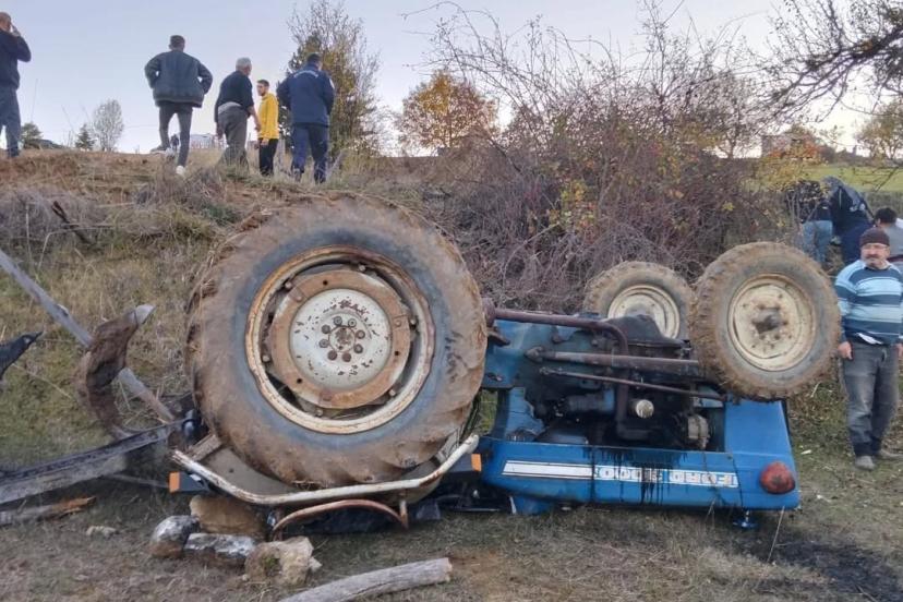 Devrilen traktörün altında kalan sürücü yaralandı