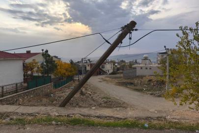 Dicle’de vatandaşlardan eğri direğin değiştirilmesi talebi