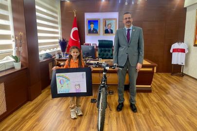 Dilimizin Zenginlikleri Projesi yarışmasında dereceye giren öğrencilere ödül