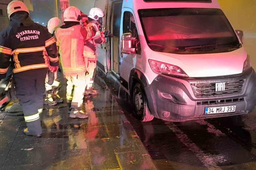 Diyarbakır’da itfaiye ekiplerinin karavan yangınına müdahalesi kask kamerasında