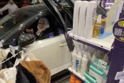 Diyarbakır’da kontrolden çıkan otomobil kozmetik mağazasına daldı