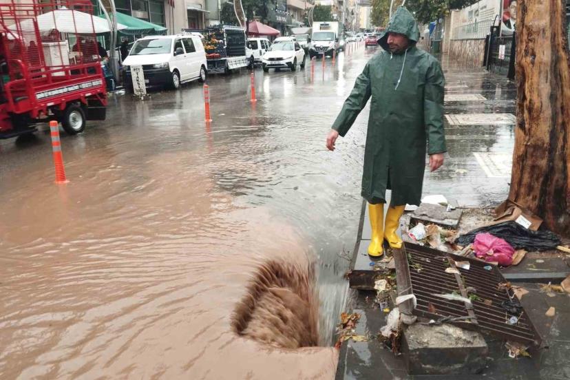 Diyarbakır’da sağanak yağış yolları göle çevirdi