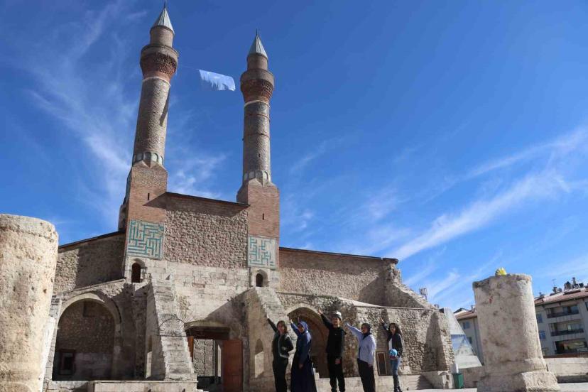 Doğu Türkistan’daki zulme dikkat çekmek istediler, 8 asırlık medreseye Doğu Türkistan bayrağı astılar