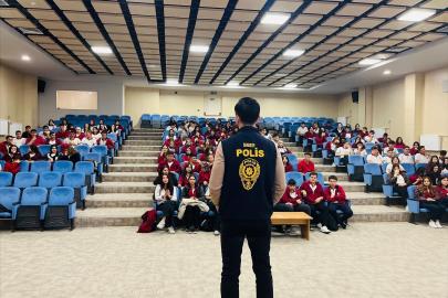 Domaniç’te öğretmen ve öğrenciler siber suçlara karşı bilgilendirildi