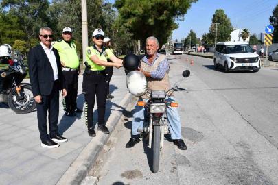 Dörtyol’da polis ekipleri, motosiklet sürücülerine kask dağıttı