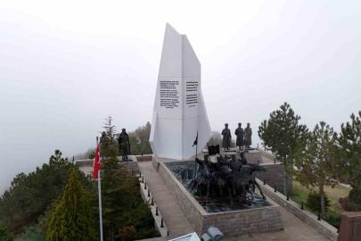 Duatepe Anıtı sisle kaplandı, ortaya kartpostallık görüntüler çıktı