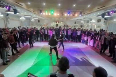 Düğünde acı veren oyun: Urganlarla birbirlerinin sırtına vurdular