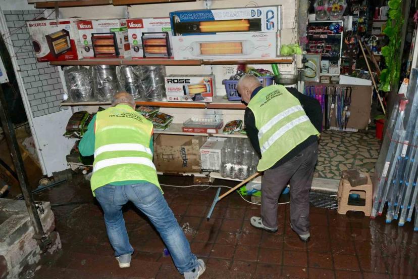 Dükkanını pis su basan vatandaş İSKİ’ye isyan etti, Esenyurt Belediyesi yardımına koştu
