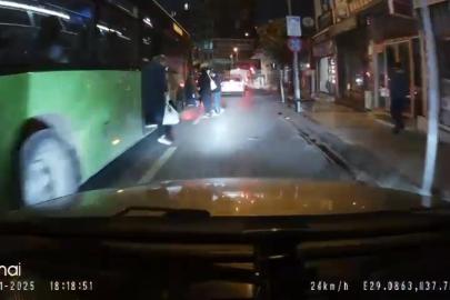 Durak yerine orta şeritte yolcu indirip alan halk otobüsü pes dedirtti