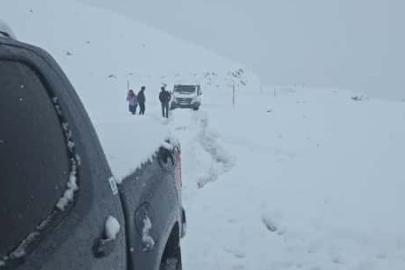 Durankaya-Şivekür yolu kar ve tipi nedeniyle ulaşıma kapandı