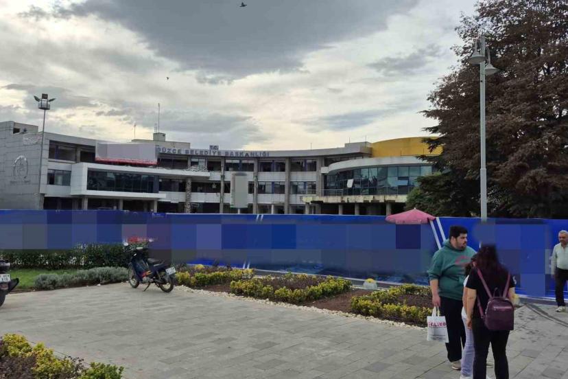 Düzce’de yıkım çalışması süren belediye binasında yangın