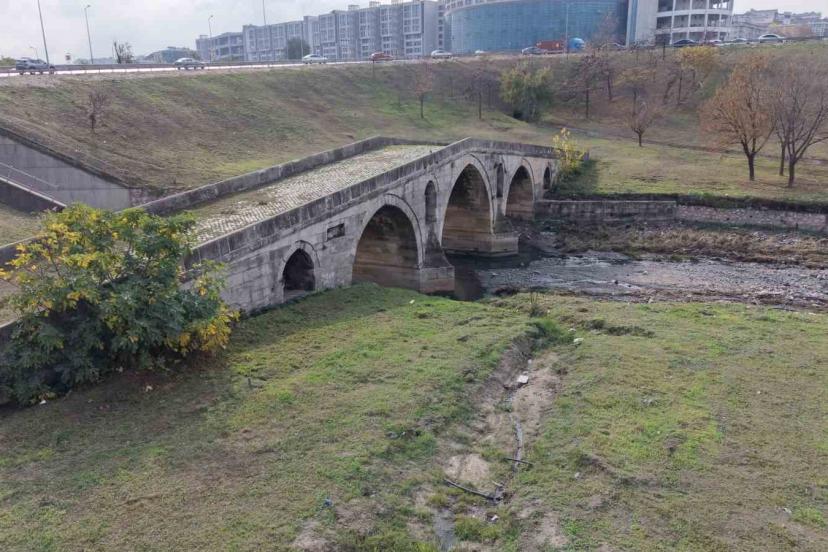 E-5’in yanında çukura terk edildi: 470 yıllık Haramidere Köprüsü içler acısı halde