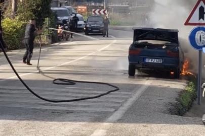 Eceabat’ta seyir halindeki otomobil yanarak kullanılamaz hale geldi