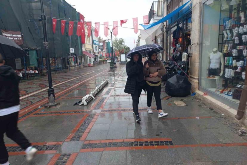 Edirne’de beklenen yağmur başladı