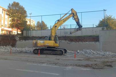 Edirne’de devrilme tehlikesi taşıyan okul duvarı yenileniyor
