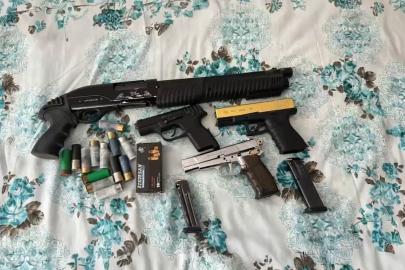 Edirne’de evden ruhsatsız tabancalar ve mühimmat çıktı