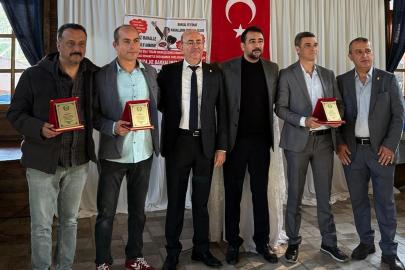 Edremit’te Bakkallar Odası, 20 yılını tamamlayan esnafları plaketle ödüllendirdi