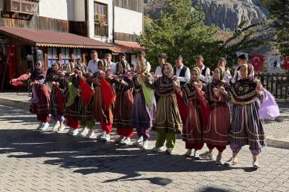 Eğin Halk Oyunları, gençlerle yeniden hayat buluyor