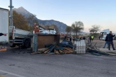 Eğirdir’de iki tırın çarpıştığı kazada sürücülerden biri yaralandı