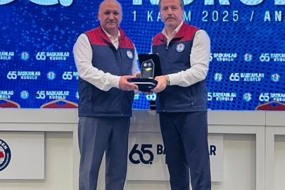 Eğitim Bir Sen Antalya Şubesi’ne plaket