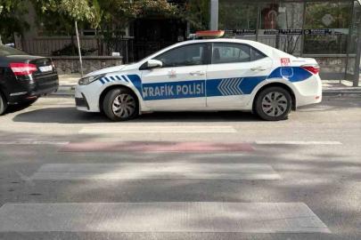 Ekip otosunu yaya yoluna park eden polis memuruna trafik cezası kesildi
