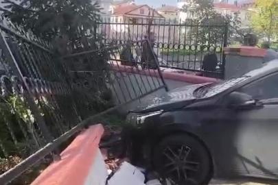 El freni çekilmeyen otomobil bahçe duvarını yıktı