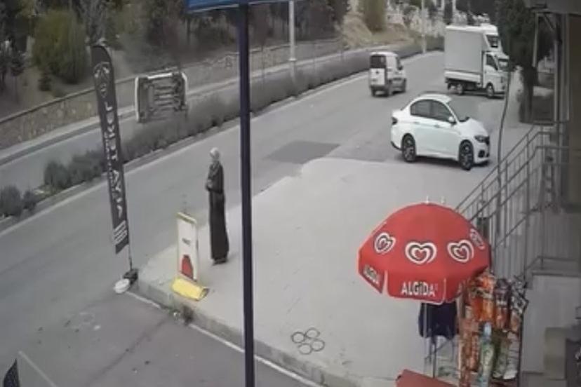 Elazığ’da aracın yan yattığı kaza kamerada