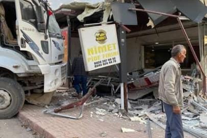 Elazığ’da freni patlayan kamyon fırına daldı