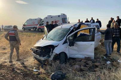 Elazığ’da hafif ticari araç  tarlaya uçtu: 3 yaralı