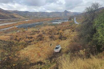 Elazığ’da kamyonet şarampole uçtu