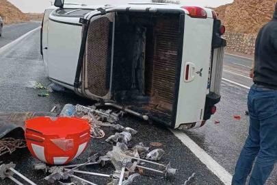 Elazığ’da kaygan yolda kamyonet devrildi