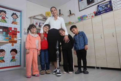 Enkazdan 46. saatte kurtarılan genç öğretmen, protez bacağıyla geri döndüğü mesleğinde minik öğrencileriyle yaşama tutundu