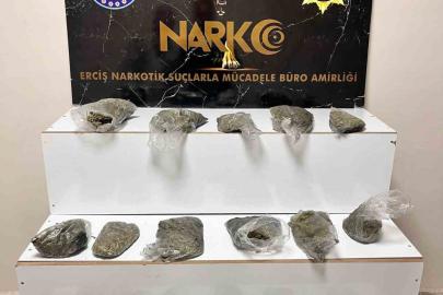 Erciş’te bir kamyonetin lastiğinde 4 kilo 400 gram esrar ele geçirildi