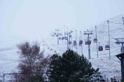Erciyes’te kar yağışı, dağ beyaza büründü