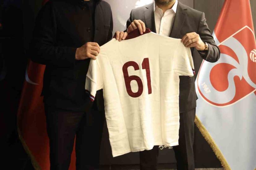 Ertuğrul Doğan, TFF Başkanı Hacıosmanoğlu’na forma hediye etti