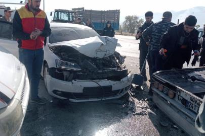 Erzincan’da askeri araç, traktör ve otomobil çarpıştı: 2 yaralı