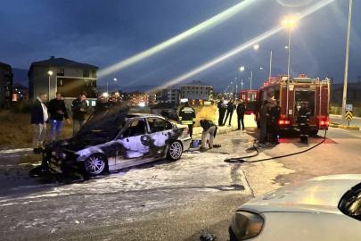 Erzincan’da seyir halindeki otomobil alev aldı: 2 kişi son anda kurtuldu